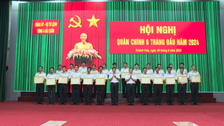 Thủ trưởng Bộ Tư lệnh Vùng 4 trao thưởng cho các tập thể, cá nhân có thành tích tiêu biểu xuất sắc 2 năm liên tục.