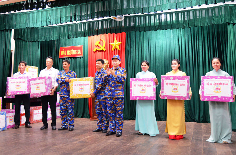 Tặng quà cán bộ, chiến sĩ và chính quyền và nhân dân thị trấn Trường Sa.