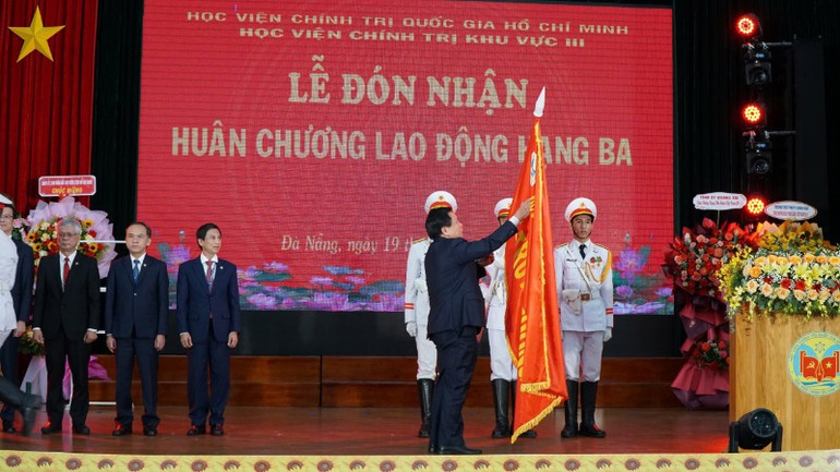 Đồng chí Nguyễn Xuân Thắng gắn Huân chương Lao động Hạng 3 lên lá cờ truyền thống của Học viện Chính trị khu vực III. Đồng chí Nguyễn Xuân Thắng gắn Huân chương Lao động Hạng 3 lên lá cờ truyền thống của Học viện Chính trị khu vực III.