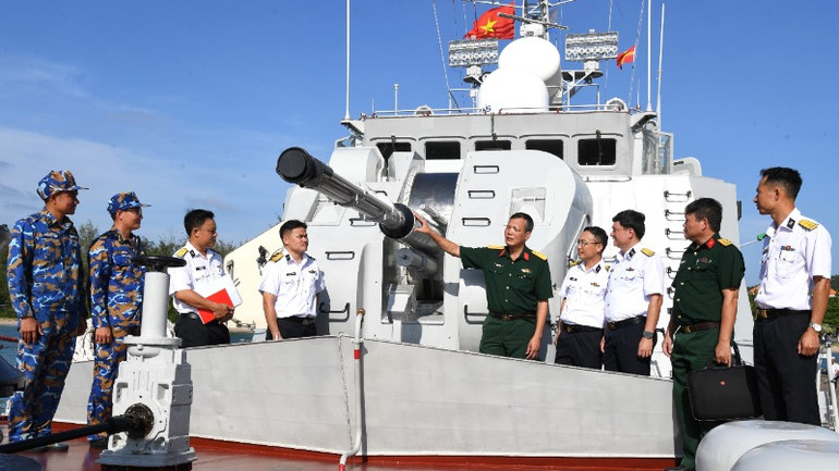 Đoàn công tác kiểm tra vũ khí, trang bị trên Tàu 264, Hải đội 515, Lữ đoàn 175.