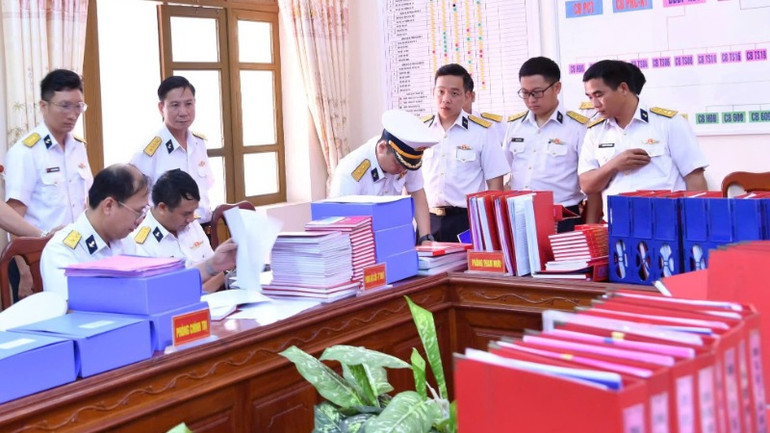 Kiểm tra văn kiện, sổ sách công tác Đảng, công tác chính trị tại Lữ đoàn 125, Vùng 2 Hải quân.