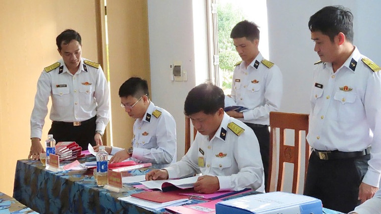 Kiểm tra hệ thống văn kiện, sổ sách, các kế hoạch, giáo án lên lớp.