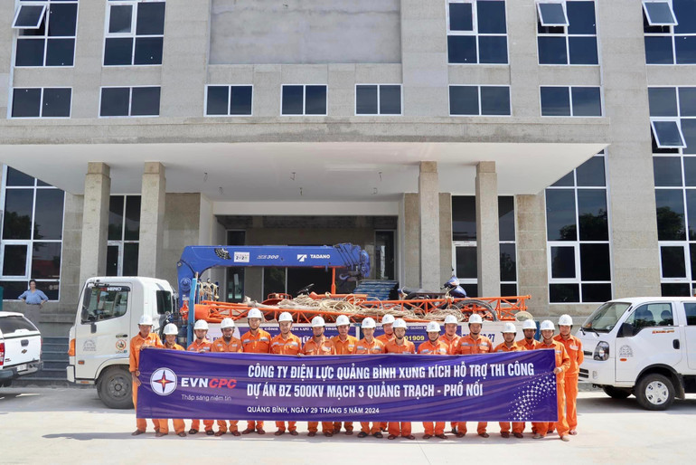 Công ty Điện lực Quảng Bình xung kích hỗ trợ thi công đường dây 500kV mạch 3 Quảng Trạch-Phố Nối.