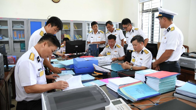 Kiểm tra hệ thống sổ sách công tác đảng, công tác chính trị.