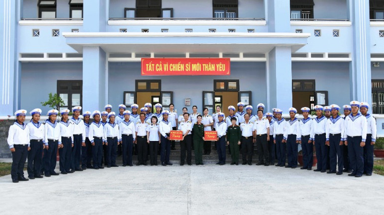 Thăm, động viên chiến sỹ mới tại Tiểu đoàn 563 Hải quân.