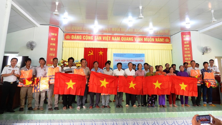 Tặng áo phao, cờ tổ quốc cho bà con ngư dân xã An Thạnh, huyện Thạnh Phú, tỉnh Bến Tre.