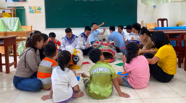 Cán bộ, chiến sĩ cùng các hộ dân đảo Đá Tây chuẩn bị cho đêm Trung thu. Cán bộ, chiến sĩ cùng các hộ dân đảo Đá Tây chuẩn bị cho đêm Trung thu.