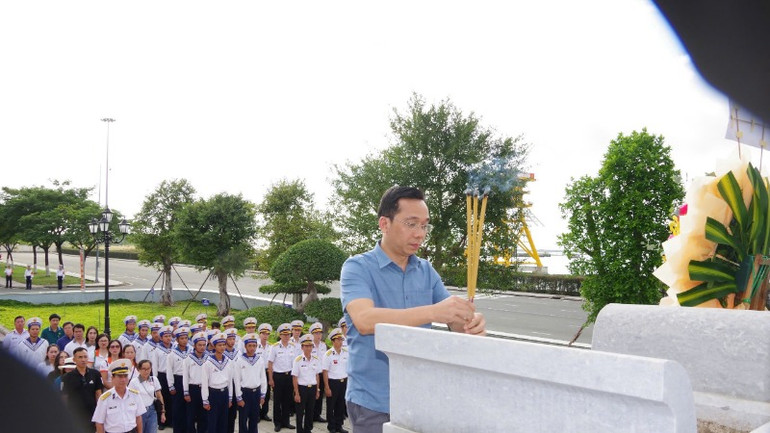 Đoàn công tác cùng sỹ quan, chiến sỹ Hải quân dâng hương tưởng nhớ các anh hùng, liệt sỹ.