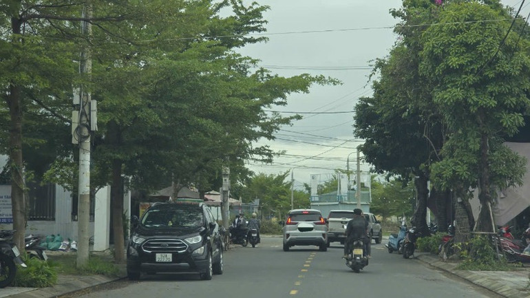 Xe ô-tô lưu thông dày đặc trên đường dân sinh song song với trạm thu phí.