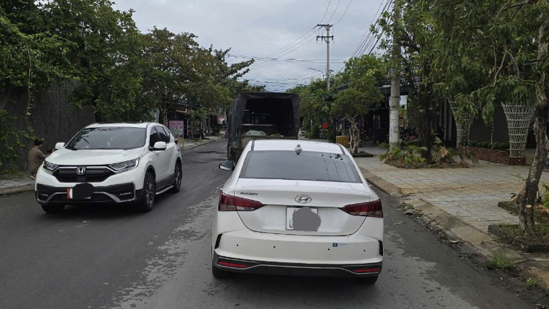 Xe ô-tô thường xuyên đi vòng vào đường nội bộ các khu dân cư để né trạm thu phí.