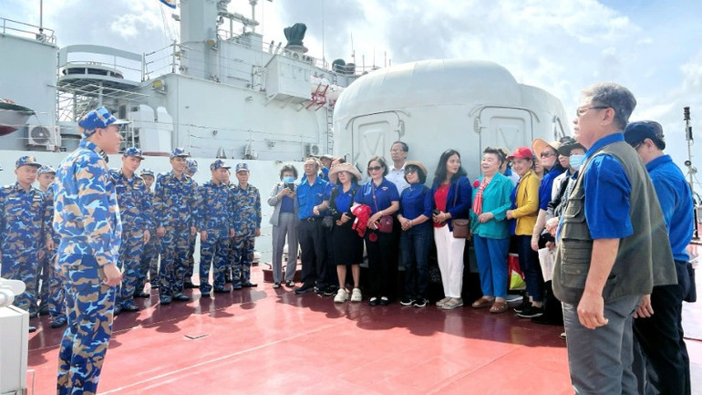 Đoàn đại biểu tham quan tàu chiến đấu của Lữ đoàn 172, Vùng 3 Hải quân.