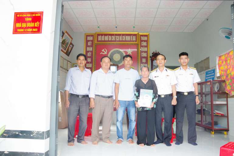 Thượng tá Hà Văn Hậu, Phó Chính ủy Lữ đoàn 125 và đại diện lãnh đạo địa phương thăm, tặng quà gia đình Anh hùng Lực lượng vũ trang nhân dân Hồ Đức Thắng tại xã Hiệp Thạnh, thị xã Duyên Hải, tỉnh Trà Vinh.