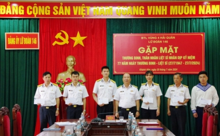Đại tá Phạm Văn Thọ, Chính ủy Lữ đoàn 146 tặng quà cho các đồng chí là con liệt sĩ, thương binh đang công tác tại đơn vị.
