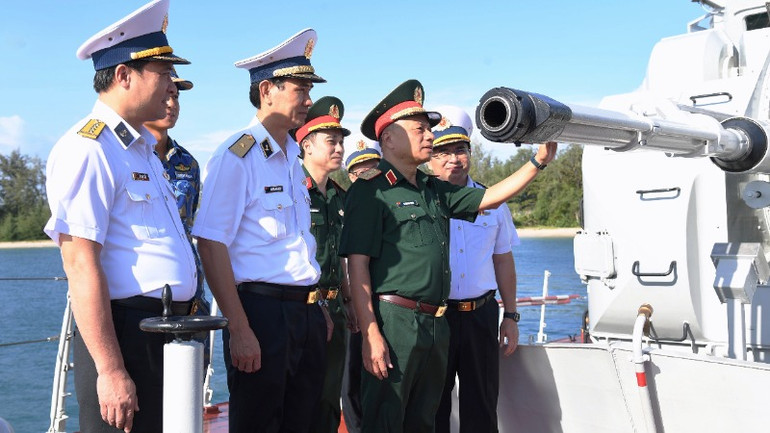 Trung tướng Lê Quang Minh kiểm tra thực tế tại Tàu 264, Hải đội 515, Lữ đoàn 175, Vùng 5 Hải quân.