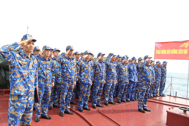Tàu 09 tổ chức chào cờ khi đi qua đường xích đạo. Tàu 09 tổ chức chào cờ khi đi qua đường xích đạo.