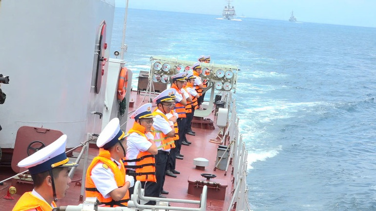 Thủy thủ tàu 09 của Hải quân nhân dân Việt Nam chào tàu duyệt binh của nước chủ nhà Indonesia. Thủy thủ tàu 09 của Hải quân nhân dân Việt Nam chào tàu duyệt binh của nước chủ nhà Indonesia.