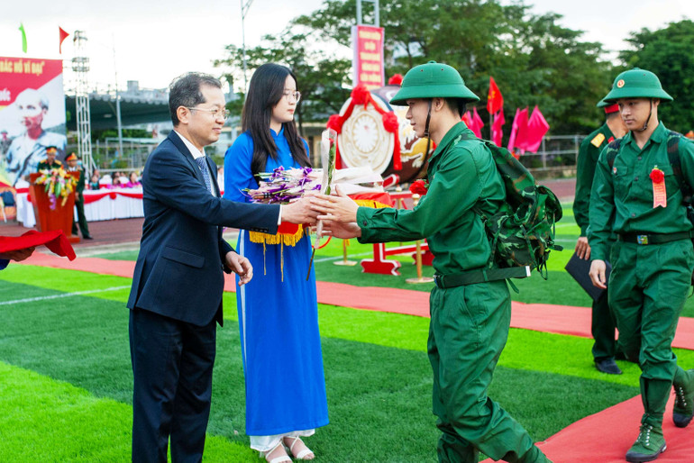 Đồng chí Nguyễn Văn Quảng, Ủy viên Trung ương Đảng, Bí thư Thành ủy, Trưởng Đoàn đại biểu Quốc hội đơn vị Đà Nẵng trao hoa, động viên thanh niên lên đường nhập ngũ.