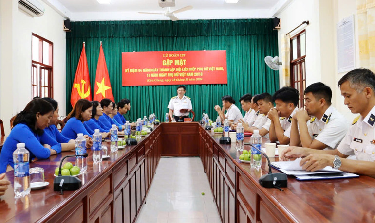 Lãnh đạo chỉ huy Lữ đoàn 127 Hải quân gặp mặt nữ quân nhân