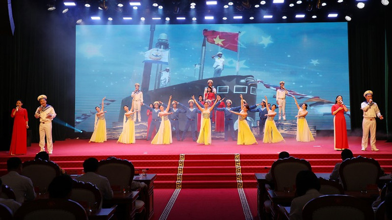 Một tiết mục văn nghệ chào mừng buổi tuyên dương.