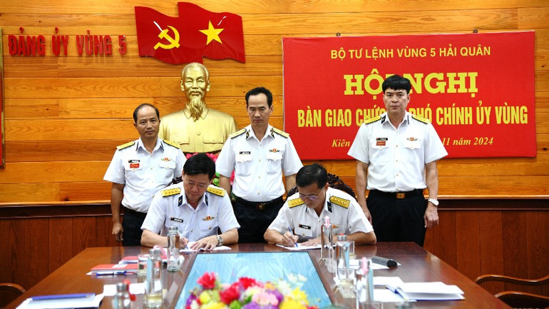 Ký biên bản bàn giao chức trách, nhiệm vụ Phó Chính ủy Bộ Tư lệnh Vùng 5 Hải quân.