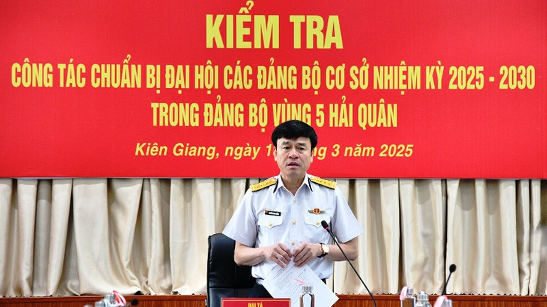 Đại tá Nguyễn Công Thắng Phó Chủ nhiệm Chính trị Hải quân phát biểu kết luận buổi kiểm tra.