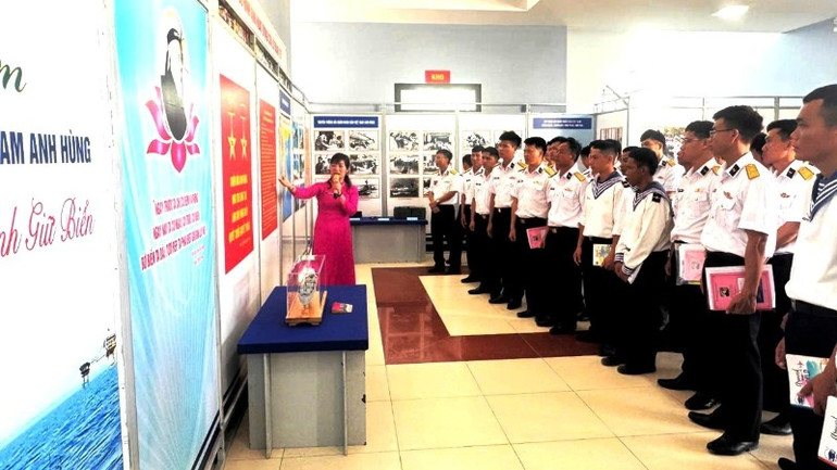 Cán bộ, chiến sĩ Lữ đoàn 175 và Trung tâm Bảo đảm Kỹ thuật-Hậu cần nghe giới thiệu về truyền thống quân chủng.