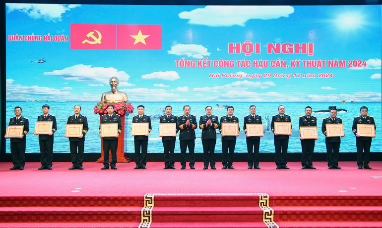 Trao thưởng cho các tập thể và cá nhân xuất sắc trong công tác Hậu cần-Kỹ thuật.