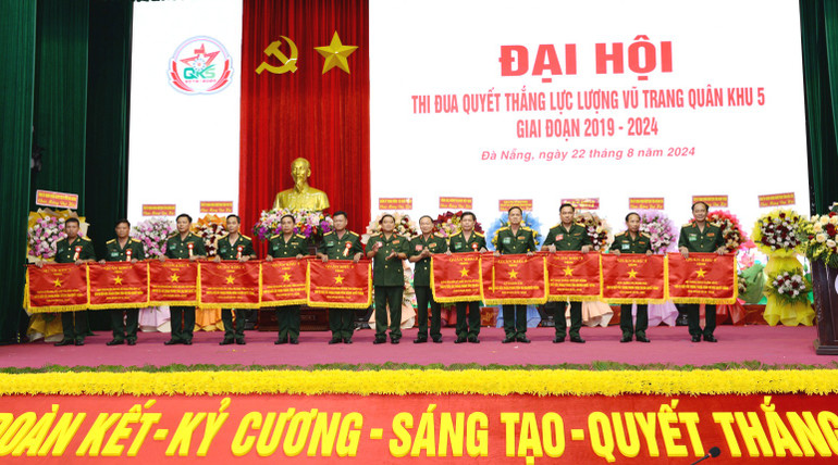 Trao thưởng cho các tập thể và cá nhân có thành tích xuất sắc trong phong trào thi đua quyết thắng Quân khu 5.
