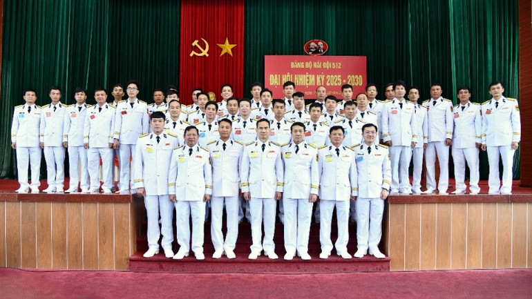 Chuẩn Đô đốc Nguyễn Hữu Thoan chúc mừng thành công của Đại hội.