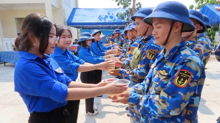 Hoạt động tiếp sức cho chiến sỹ trẻ trong mùa huấn luyện.