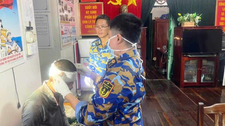 Cán bộ, chiến sĩ Nhà giàn DK1 luôn là điểm tựa vững chắc cho ngư dân vươn khơi bám biển.