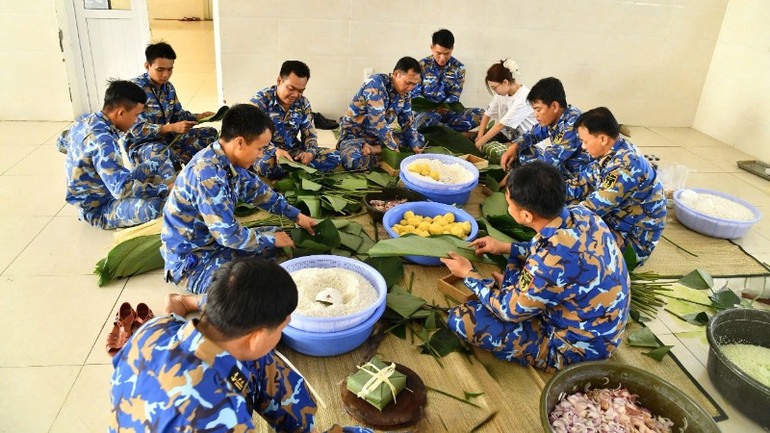 Cán bộ, chiến sĩ Lữ đoàn 167 tổ chức gói bánh chưng.