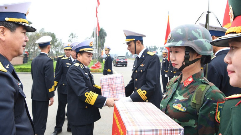 Tư lệnh Hải quân tặng quà các khối Hải quân tham gia hợp luyện.