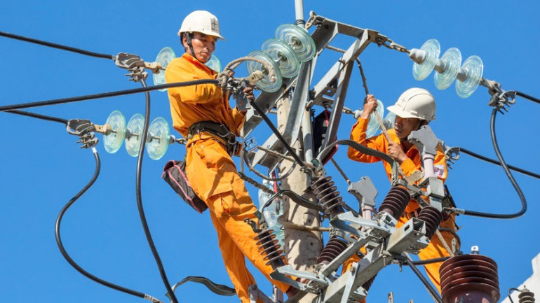 Bảo dưỡng đường dây để cung cấp điện an toàn, liên tục trong dịp lễ.