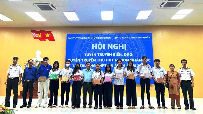 Ban tổ chức tặng quà cho các em học sinh có thành tích tốt trong học tập.