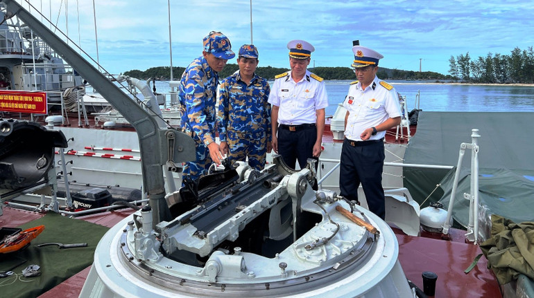 Đại tá Lương Quốc Anh (bìa phải) kiểm tra chế độ thực hiện ngày kỹ thuật trên Tàu 261, Hải đội 515, Lữ đoàn 175.