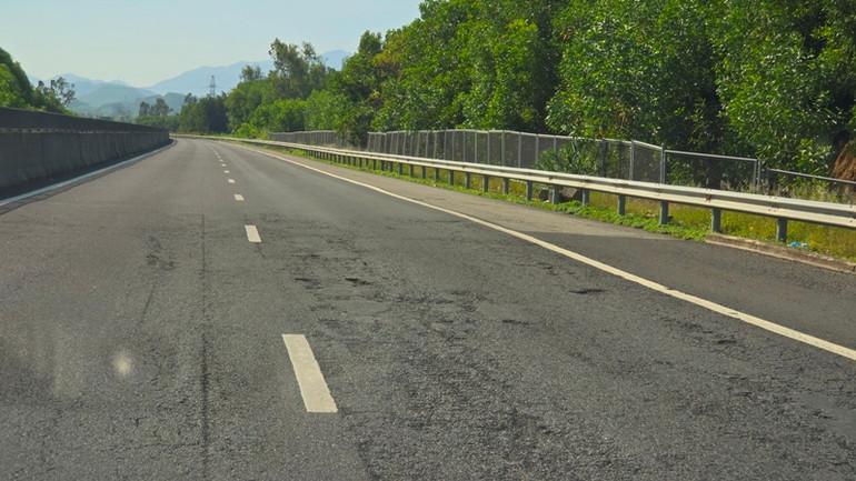 Mặt đường hư hỏng nặng ở Km61+250.