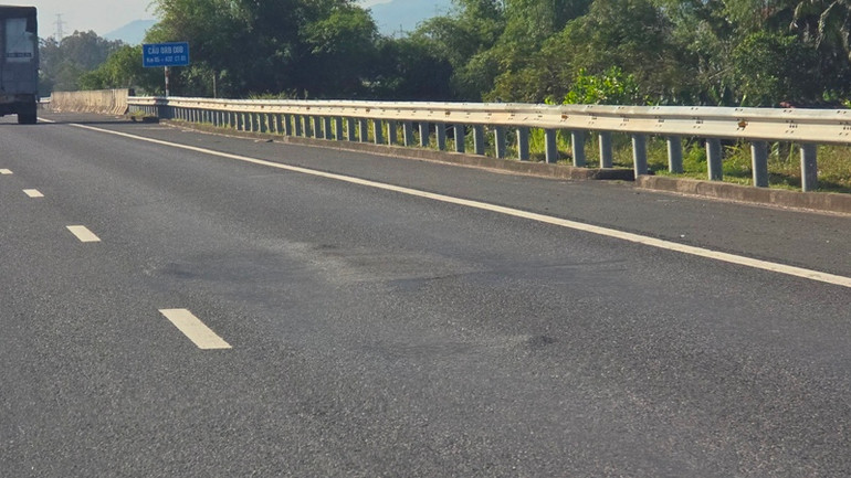 Mặt đường gồ ghề, lồi lõm, ổ gà lớn ở Km5+600.