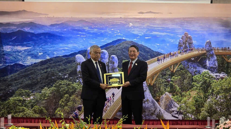 Phó Chủ tịch Quốc hội Nguyễn Đức Hải tặng quà lưu niệm cho đồng chí Sommad Pholsena, Phó Chủ tịch Quốc hội nước Cộng hòa Dân chủ Nhân dân Lào.