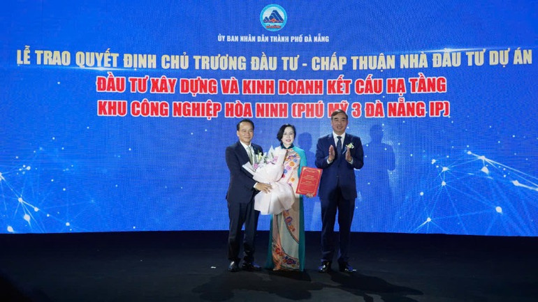 Lãnh đạo thành phố Đà Nẵng trao Quyết định chủ trương đầu tư và Chấp thuận nhà đầu tư dự án.