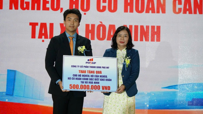 Chủ đầu tư dự án trao tặng 500 triệu đồng hỗ trợ hộ nghèo, hộ cận nghèo, hộ có hoàn cảnh đặc biệt khó khăn của xã Hòa Ninh.