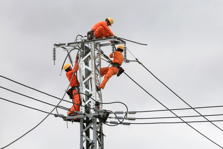 EVNCPC thường xuyên thực hiện việc cải tạo, nâng cấp lưới điện phân phối.