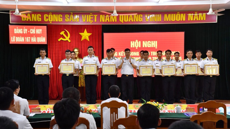 Trao thưởng cho các tập thể, cá nhân có thành tích xuất sắc trong năm 2024.