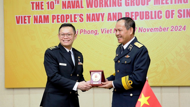 Hai Trưởng đoàn trao quà lưu niệm sau khi kết thúc phiên họp.