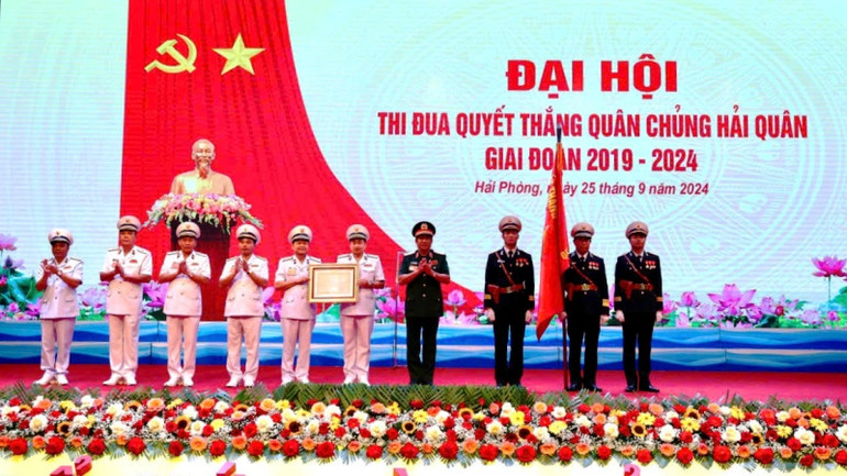 Thượng tướng Phạm Hoài Nam, Thứ trưởng Bộ Quốc phòng trao Huân chương Bảo vệ Tổ quốc cho Quân chủng Hải quân. Thượng tướng Phạm Hoài Nam, Thứ trưởng Bộ Quốc phòng trao Huân chương Bảo vệ Tổ quốc cho Quân chủng Hải quân.