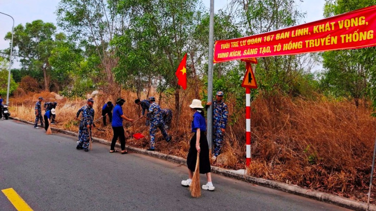 Đoàn cơ sở Lữ đoàn 167 phối hợp cùng Đoàn cơ sở xã Long Sơn và Đồn Biên phòng Long Sơn tổ chức hoạt động Ngày thứ Bảy tình nguyện.
