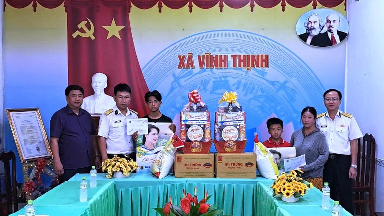 Thượng tá Nguyễn Hùng Vỹ, Phó Chính ủy Trung tâm trao quà cho các cháu tại xã Vĩnh Thịnh, huyện Hoà Bình, tỉnh Bạc Liêu.