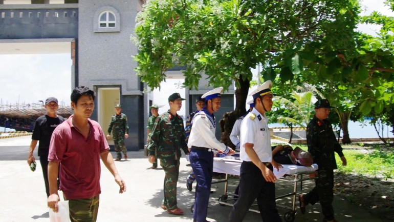 Chuyển ngư dân về Bệnh xá Trường Sa.
