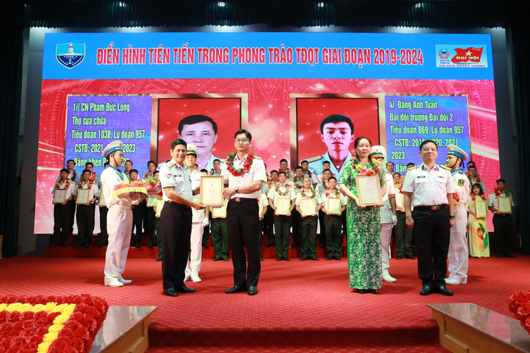 Tôn vinh các tập thể và cá nhân xuất sắc.