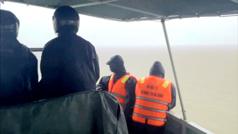 Công tác tìm kiếm người dân gặp nạn vẫn được tiếp tục duy trì trong điều kiện thời tiết phức tạp, mưa lớn kéo dài, sóng mạnh.